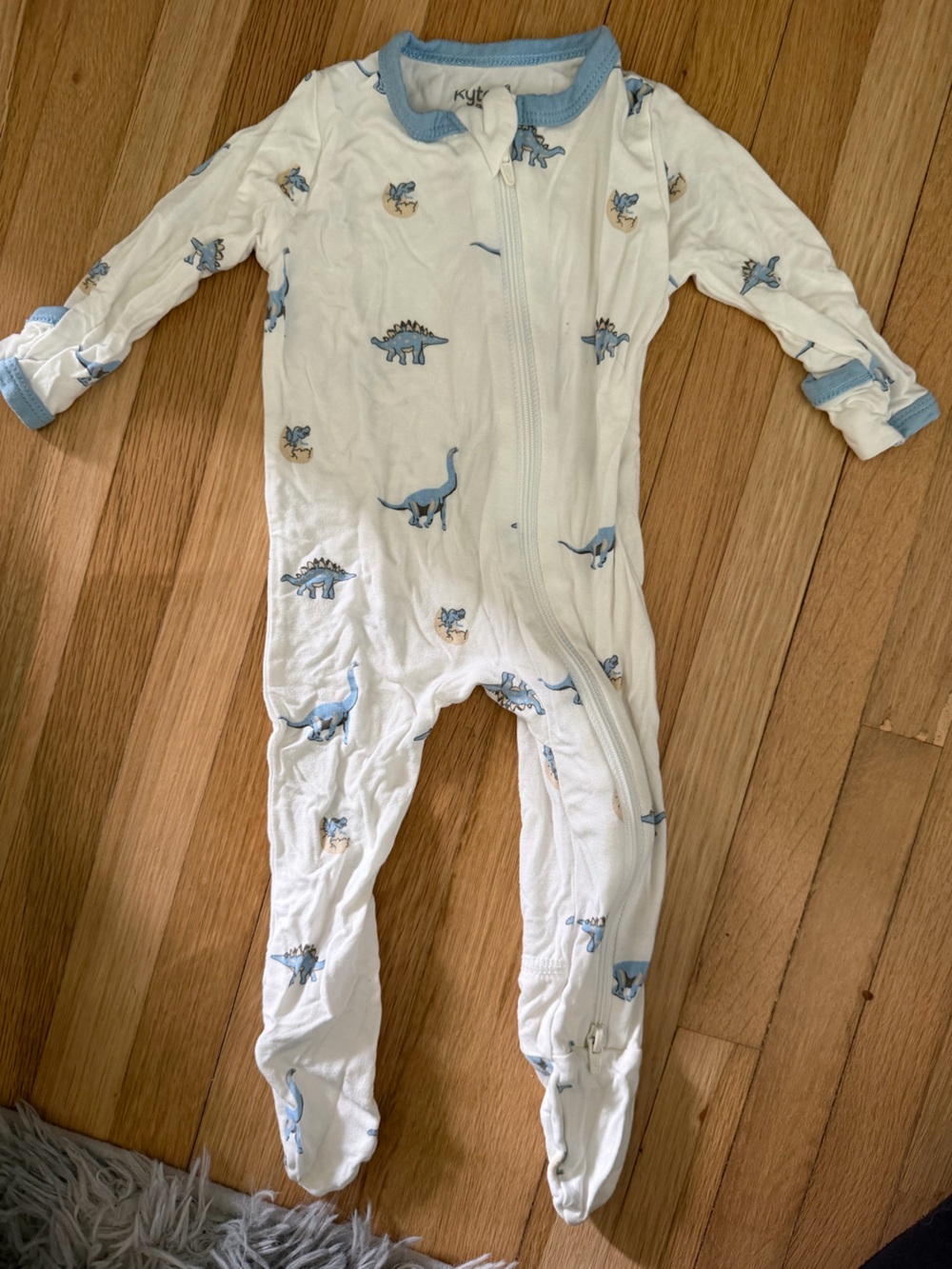 Key Baby- White Baby Zip Sleep onsie with Blue Dinosaur Print